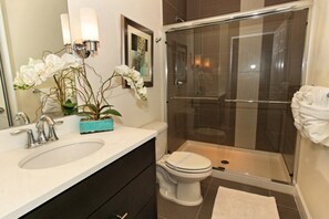 Shower, hair dryer, towels - ⛱ 3 Bed Townhome - Pool & Balcony- Disney Area ✈ (Clermont)