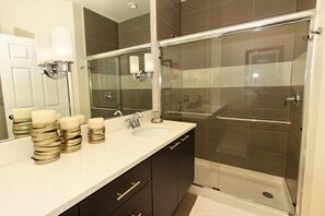 Dusche, Haartrockner, Handtücher