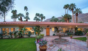 Exterior - Book a Fall Getaway Today! Delightful Gated Estate with Tiki Bar and Pool! (Palm Springs)