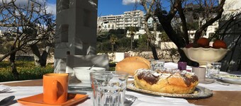 Authentic Apulian Villa – Jacuzzi, Orchard & Walk to Cisternino!