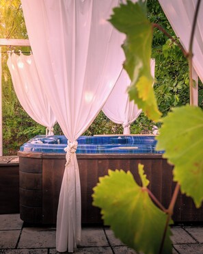 Outdoor spa tub - Authentic Apulian Villa – Jacuzzi, Orchard & Walk to Cisternino! (Cisternino)