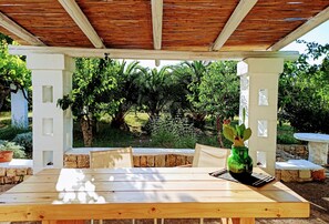 Outdoor dining - Authentic Apulian Villa – Jacuzzi, Orchard & Walk to Cisternino! (Cisternino)