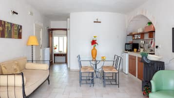 Smart TV, chimenea, reproductor de DVD y libros