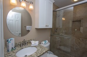 Dusche, Haartrockner, Handtücher