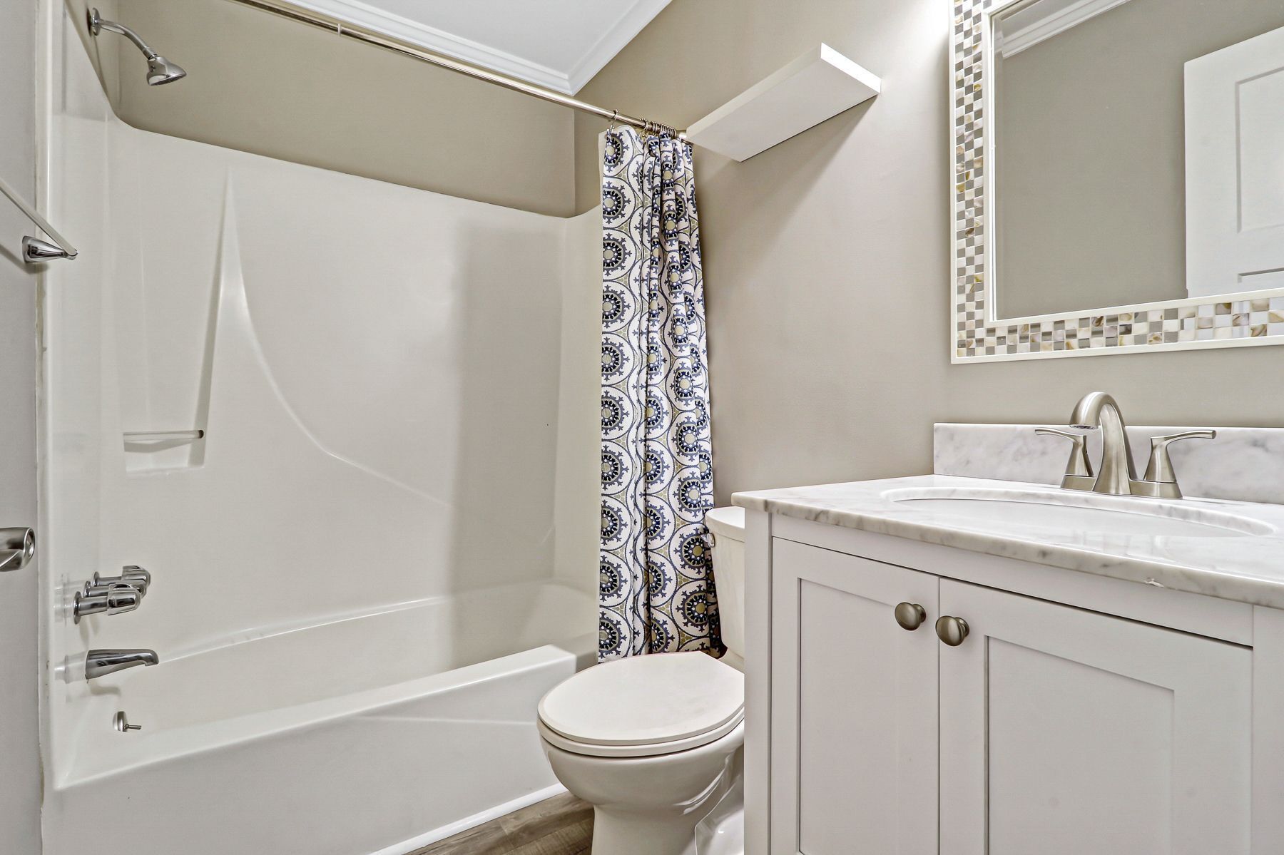 Un baño con bañera, inodoro y lavabo.