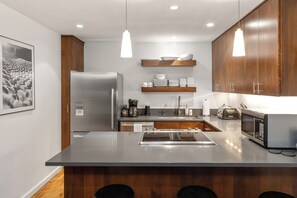 Refrigerador, microondas, horno y parrilla de estufa