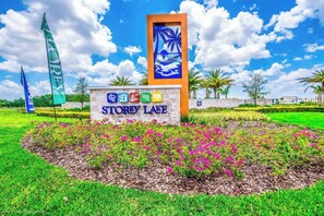 Property grounds - LOCATION, LOCATION!!LAKE VIEW,  UNIT CLOSE TO THEME PARKS, SHOPPING, RESTAURANTS AND MUCH MORE!! (Kissimmee)