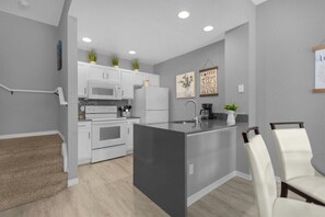 Fridge, microwave, oven, stovetop - 3 Bedrooms / 2 Bathrooms / Seven Dwarfs (10-105 LC) (Kissimmee)