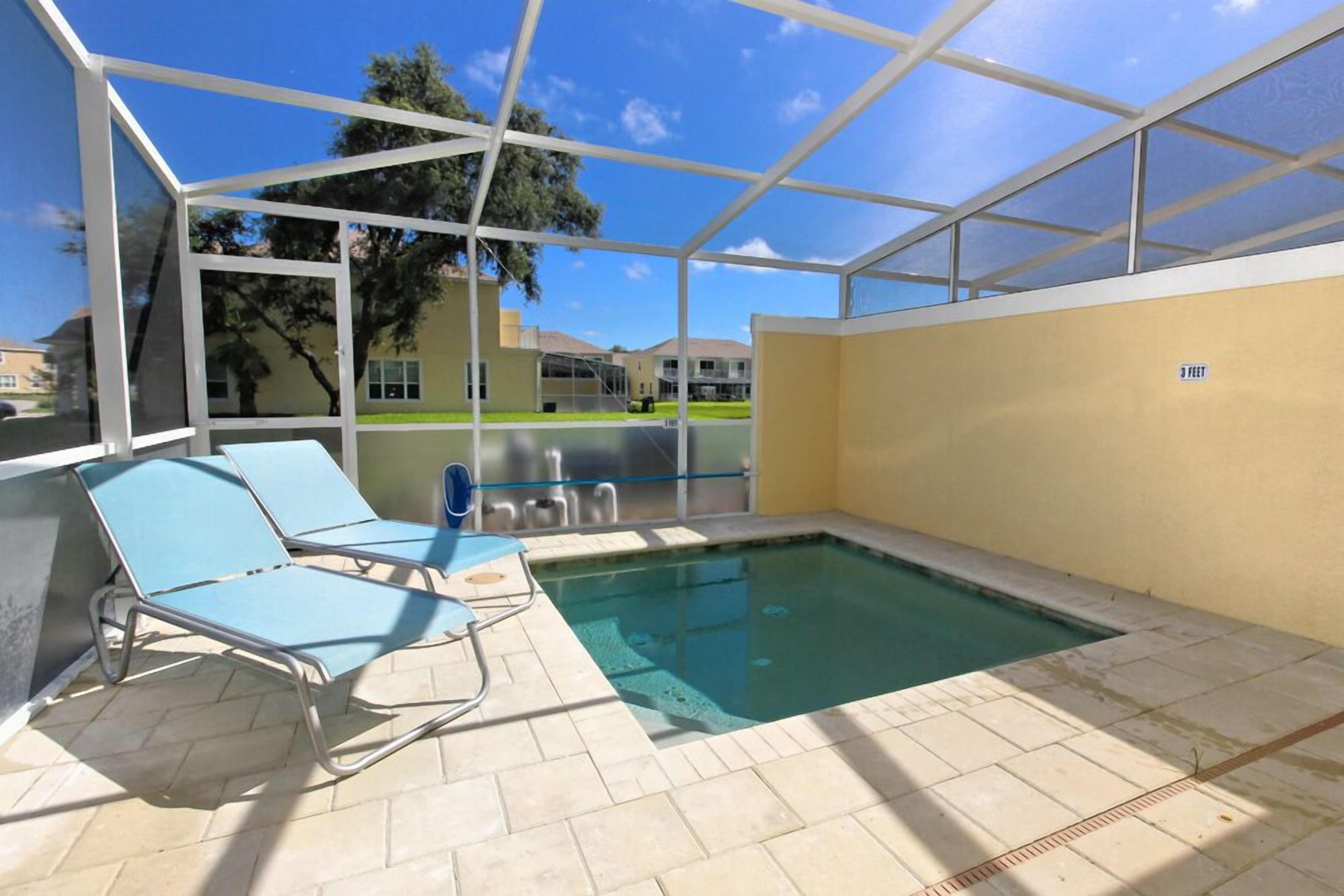 ★ Modern 6 Guest End Townhome - Pool & Balcony ★