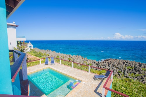 Stunning Oceanfront Villa private pool, & Constant Sea Breeze