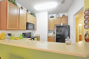 Coffee/tea maker, fridge, microwave, oven - Waterfront Pool Townhome in Encantada Resort | Minutes to Disney (Kissimmee)