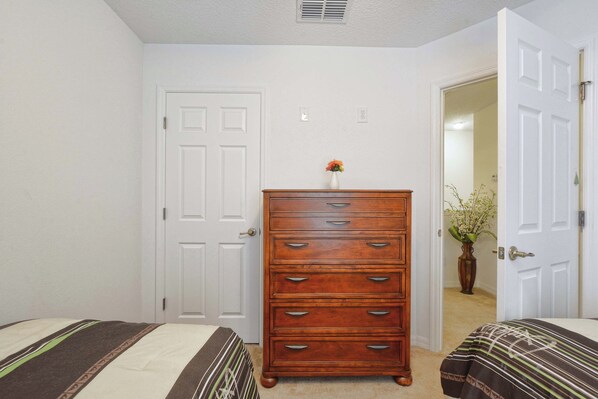 4 bedrooms, iron/ironing board, WiFi (free), bed sheets - Waterfront Pool Townhome in Encantada Resort | Minutes to Disney (Kissimmee)