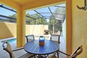 Outdoor dining - Paradise Palms | 2 King Beds | Private Splash Pool & BBQ | Dog Friendly (Kissimmee)