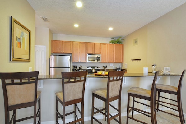 Coffee/tea maker, fridge, microwave, oven - ol Retreat | Paradise Palms Resort | 5 Min to Disney | Enhanced Privacy (Kissimmee)