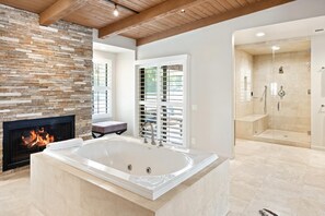 Combined shower/bathtub, jetted bath, hair dryer, towels