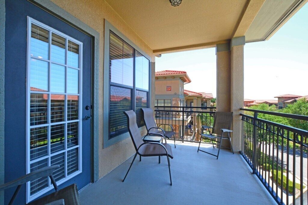 RESORT CONDO, FREE WIFI, SPACIOUS BEDROOMS, VERY CLOSE TO ATTRACTIONS!!