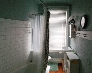 Duschwanne, Haartrockner, Handtücher, Toilettenpapier