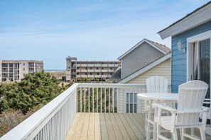 Outdoor dining - Fish-n-Ships: Oceanside, Spa, Shared Pool, Pets OK (Nags Head)
