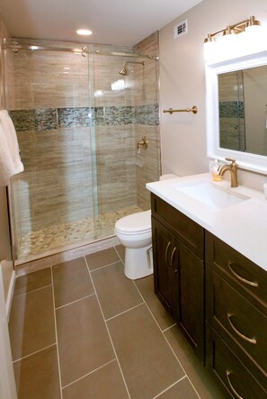 Combined shower/tub, hair dryer, towels, soap - Seascape's Best Location. Closest section to the beach. Walk to concert venue! (Miramar Beach)