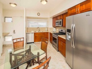 Fridge, microwave, oven, stovetop - Airy, Casual Ocean View Suite w/Upgraded Kitchen, Free WiFi-Waikīkī Shore 1406 (HONOLULU)