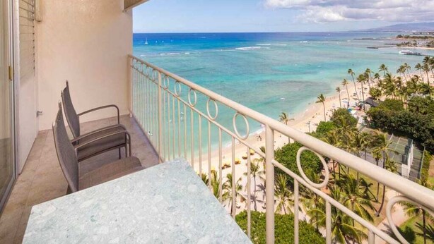 A balcony with a view of a beach and ocean. - Airy, Casual Ocean View Suite w/Upgraded Kitchen, Free WiFi-Waikīkī Shore 1406 (HONOLULU)
