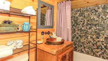 Combined shower/tub, hair dryer, towels