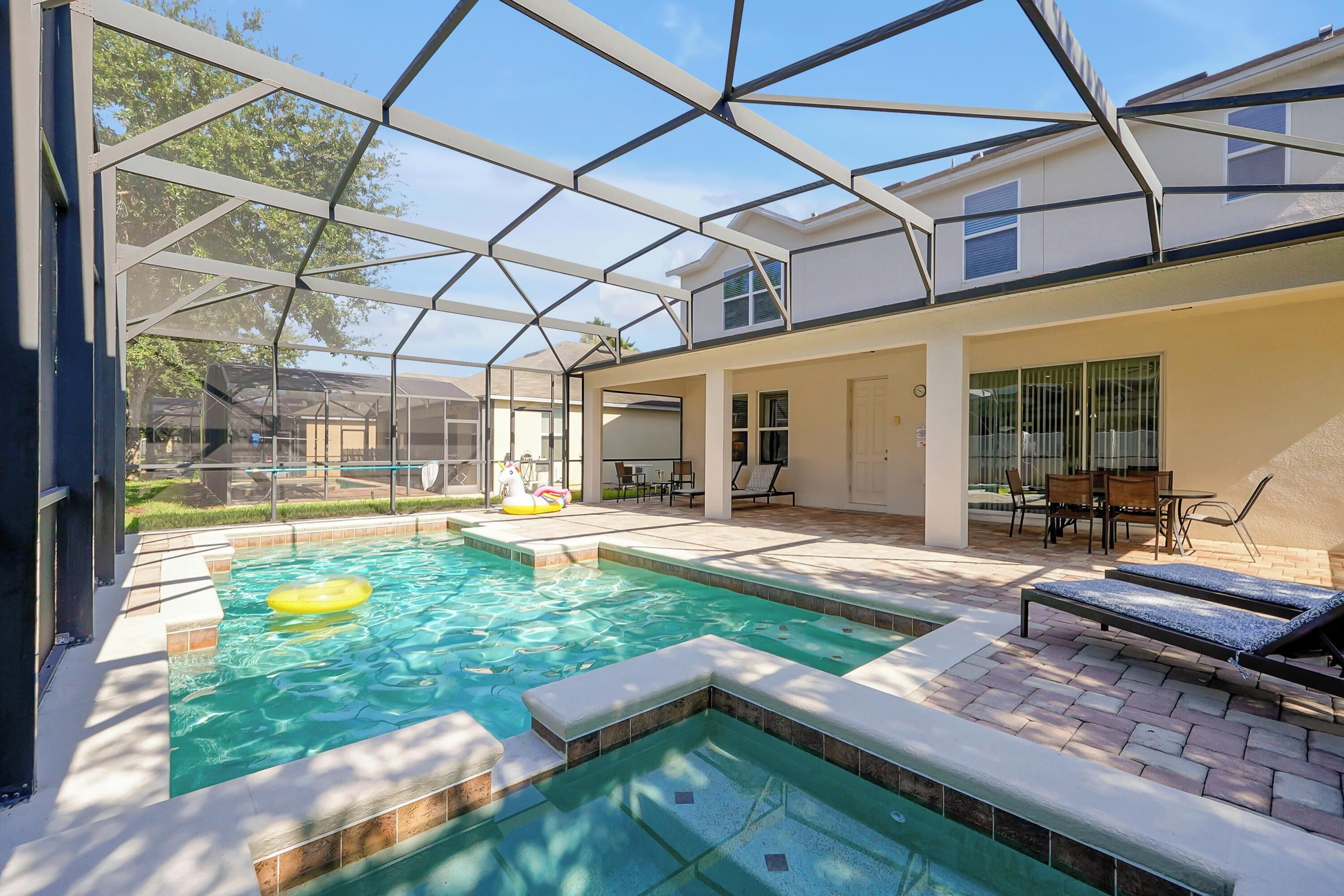 Piscine chauffée, chaises longues