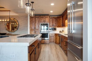 Fridge, oven, stovetop, coffee/tea maker