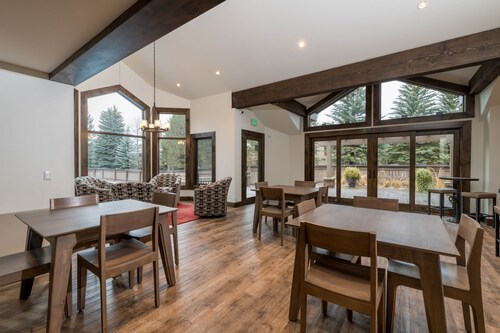 Sunny slope-side Condo with Private Deck and WIFI, Near Dollar Mountain