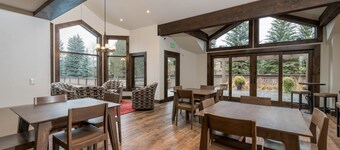 Sunny slope-side Condo with Private Deck and WIFI, Near Dollar Mountain