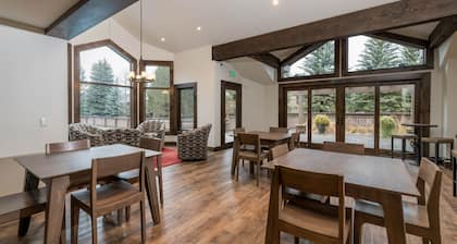 Sunny slope-side Condo with Private Deck and WIFI, Near Dollar Mountain