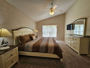 4 bedrooms, iron/ironing board, WiFi, bed sheets - Great home with conservation view in Davenport 324 (Davenport)