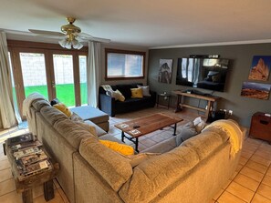 Een smart-tv, een dvd-speler, boeken en een stereo