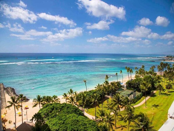Beach - Say “Aloha” to Ocean Views, Free WiFi, Modern Kitchenette – Waikīkī Shore 1214 (HONOLULU)