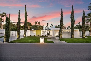 Property grounds - Holiday Availability! Classic Villa with Hollywood Flair and Gleaming Pool! (Palm Springs)