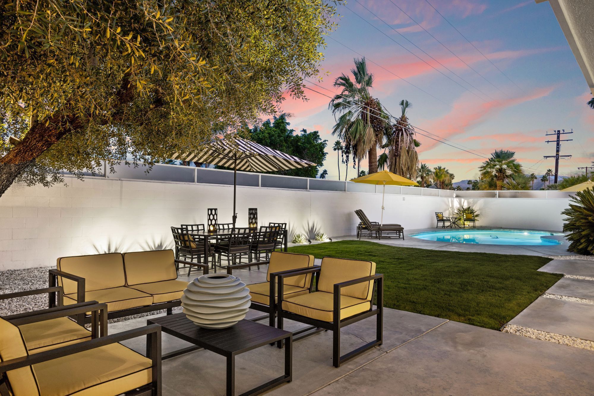 Reduced Rates for Fall Stays! Classic Villa with Hollywood flair and Gleaming Pool
