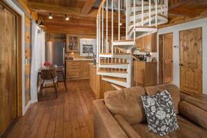 Smart TV, caminetto, console per videogiochi, Netflix