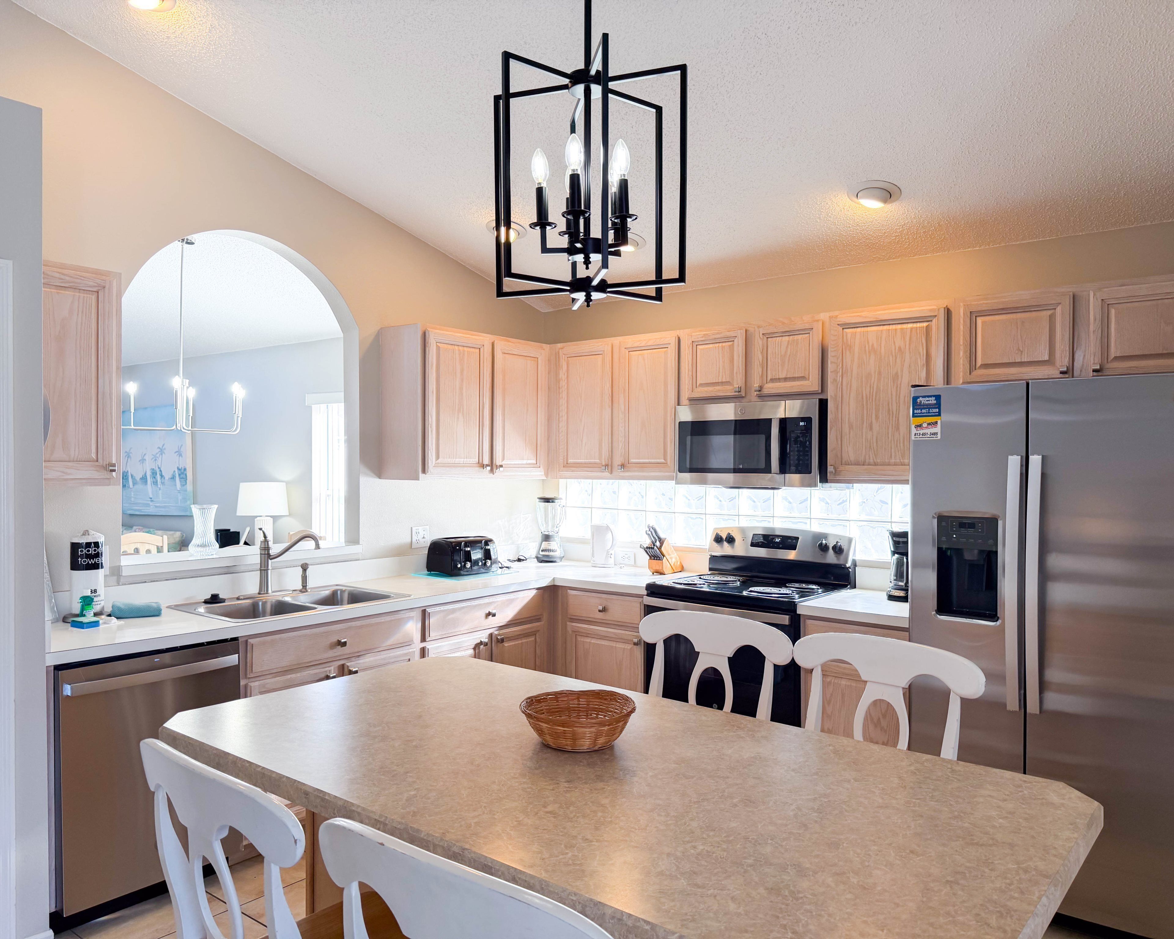 Kjøleskap, mikrobølgeovn, ovn og kokeplater