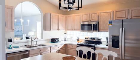 Kjøleskap, mikrobølgeovn, ovn og kokeplater