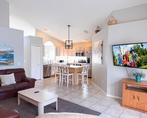 TV - Ridgewood Lakes - 3 bedrooms Pool Home with Game Room (Davenport)