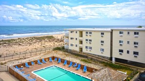 Um hotel à beira-mar com área de piscina, acesso direto à praia e vista para o oceano.
