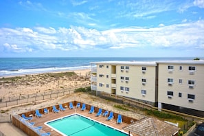 Un hôtel situé en bord de mer, doté d’une piscine, d’un accès direct à la plage et offrant une vue sur l’océan.