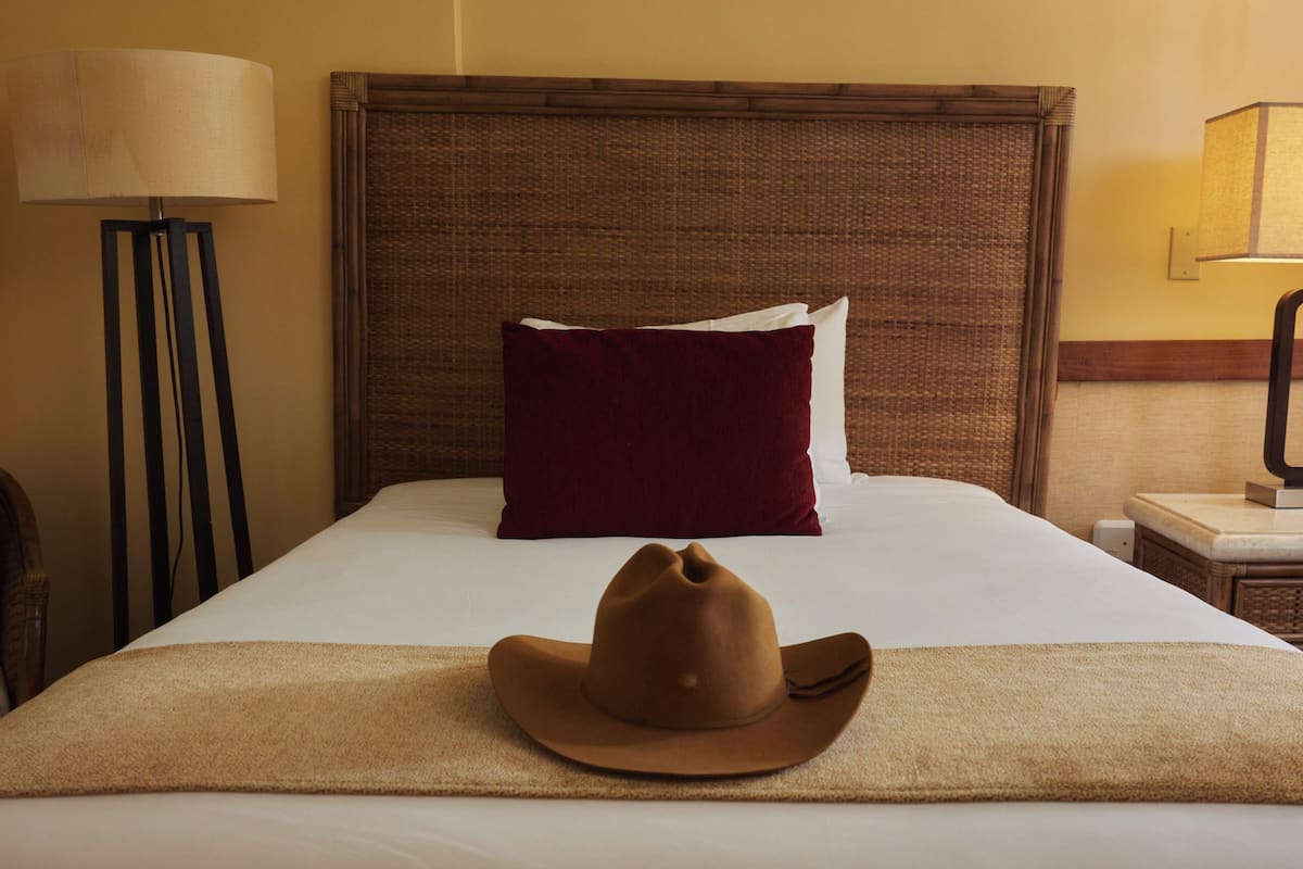 Room, 1 Queen Bed, City View | Premium bedding, pillowtop beds, in-room safe, soundproofing
