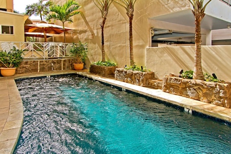 Una piscina al aire libre, camas de piscina gratis