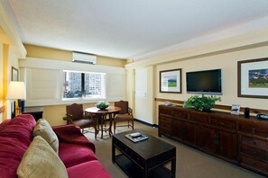Executive Suite, 1 Bedroom, Kitchenette | Living area