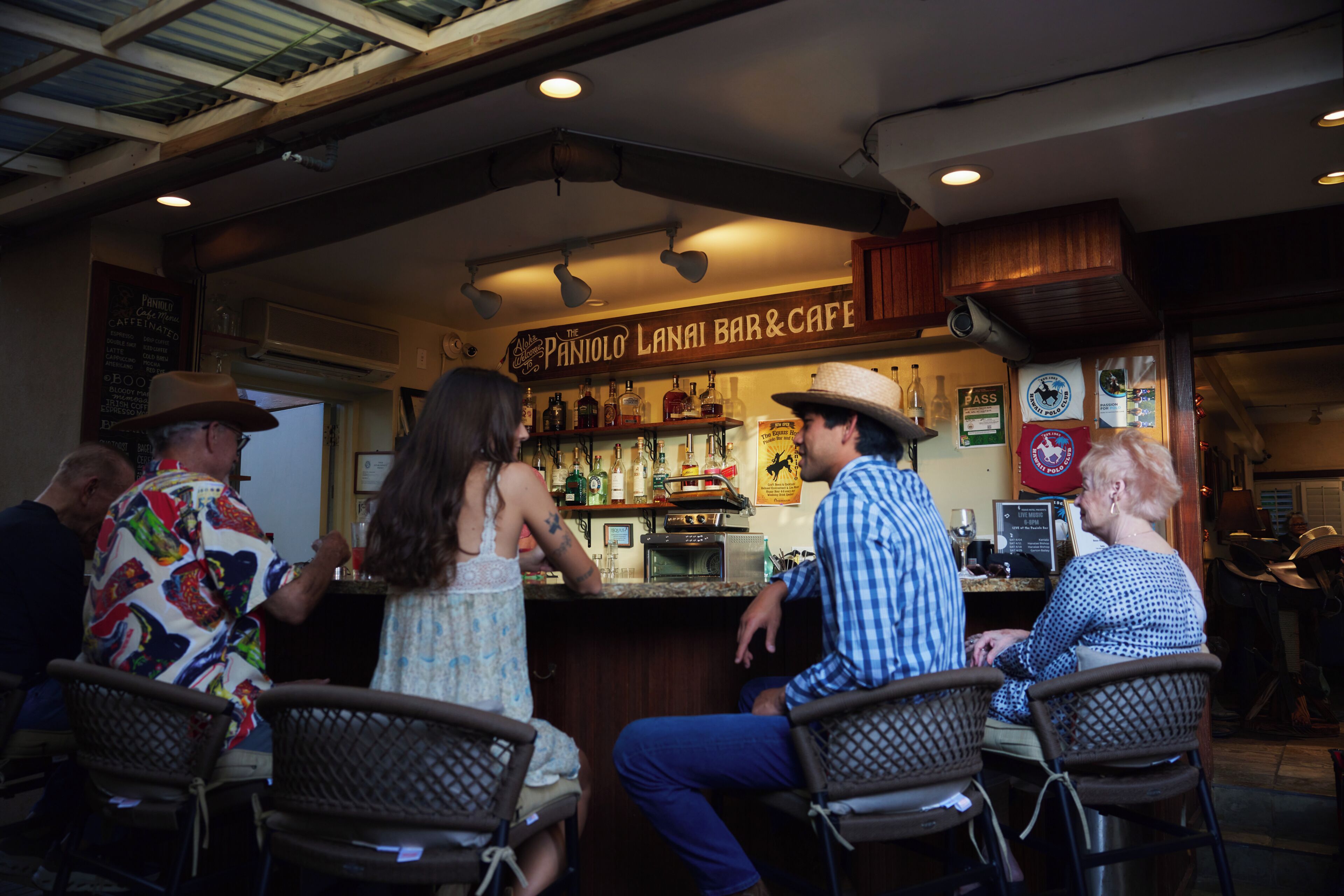 Un bar avec un comptoir et des places assises.
