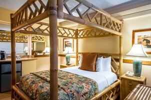 Room, 1 Queen Bed, City View | Premium bedding, pillowtop beds, in-room safe, soundproofing