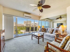TV - Beach Bliss w/Awesome View, Hawaii Decor, WiFi, Full Kitchen–Waikīkī Shore #802 (HONOLULU)