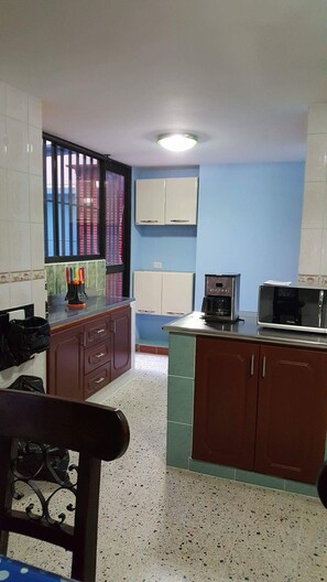 Frigorifero, microonde, piano cottura, macchina per tè/caffè