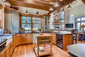 Kylskåp, mikrovågsugn, spishäll och diskmaskin